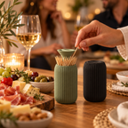 Dispensador de Palitos LINO em Verde Sálvia e Preto Fosco em ambiente de cozinha