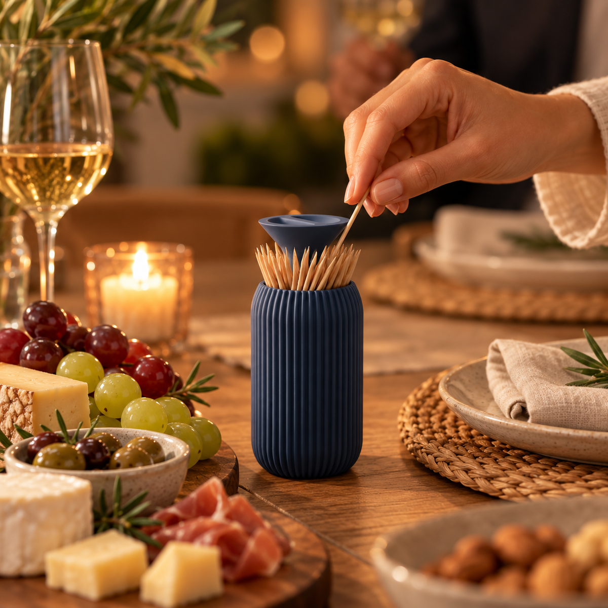 Dispensador de Palitos LINO em Azul Navy em ambiente de cozinha