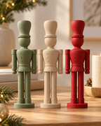 Soldado Decorativo de Natal ORIVA TINO nas cores Verde Sálvia, Areia e Vermelho Mate